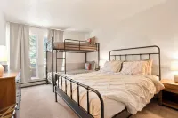 2Br Lake Dillon Escape w/ Pool & Hot Tub!