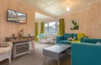 Beachy Bach - With Brand New Spa Pool! Hotels in Foxton Beach