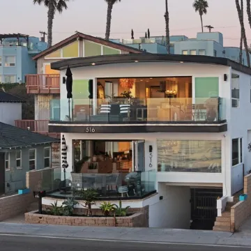 Beachfront Boho Dream Penthouse. Walk 2 Everything!   Newly designed  SLEEPS 10!