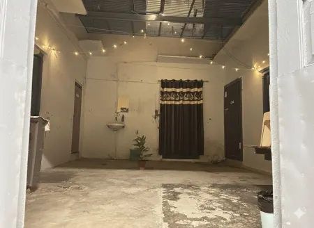 Divine Stay - Facing Krishna Janmabhoomi Temple, Mathura/Vrindavan - Sleeps 2-6