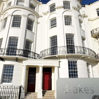 Drakes Hotel Отели рядом с достопримечательностью «Железнодорожный вокзал Брайтона»