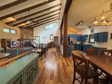 Newly Renovated, Near Country Club and Ski Resort, fiber internet & Hot tub*