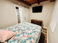 Cottage 32: Flamingo Bungalow - Waterfront Lodging in Downtown Tavares, FL Hotels in Tavares
