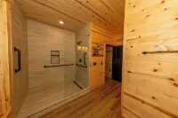 Relaxing luxury lodge, 4-bedroom retreat with WiFi, AC in Logan