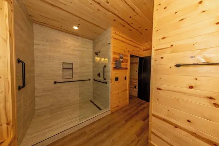 Relaxing luxury lodge, 4-bedroom retreat with WiFi, AC in Logan