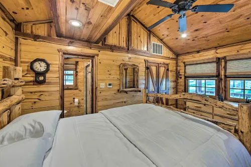 The Deer Cabin Peaceful Refuge in East Texas - parking