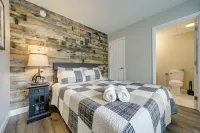 Steps to Eats & Shops! Stylish Gatlinburg Condo - Homestays