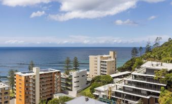 Burleigh Headland 2 Bedroom Stay, Just a Stones Throw from the Beach!