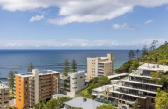 Burleigh Headland 2 Bedroom Stay, Just a Stones Throw from the Beach!