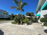 Closest studio to Vanderbilt Bch, lovely remodel, yard, has everything & extras! Hotels in Naples Park
