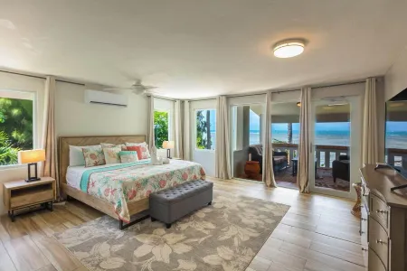 Oceanfront 8-bedroom Villa with Pool, Fully Fenced for Privacy, Incredible Views Отели в г. Сарсаль