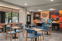 希爾頓 Tru酒店費拉格爾斯塔夫 - 早餐