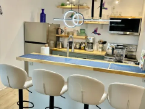 Charming 2-bedroom house with Feather Theme , WiFi in excellent Aurora 奧羅拉酒店