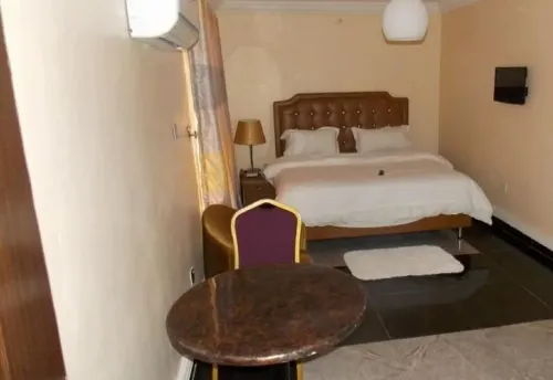 伊巴丹巢穴套房飯店及水療中心