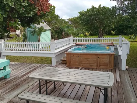 Sleeps 10, Hot Tub ,Centrally Located , Generator WiFi , Rooftop Deck,