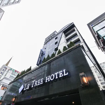 La Tree Hotel Отели рядом с достопримечательностью «Библиотека «Карам»»