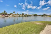 Sunset Views & Hot Tub: Lakefront Holiday Retreat! - Wifi