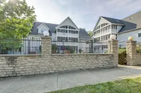 3 Mi to IU: Dog-friendly Condo w/ Pool Access! - balcony