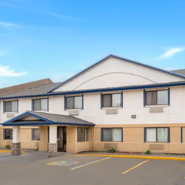 Travelodge by Wyndham Fargo West Acres