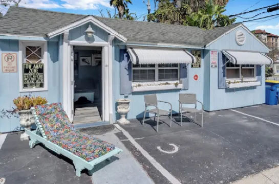 Historic Beach Cottage Steps from Beach. Pet Friendly! Sleeps 5