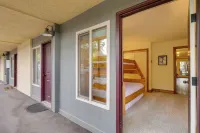 Mountain Meadows Condo Walk to Ski Shuttle! - Parkering