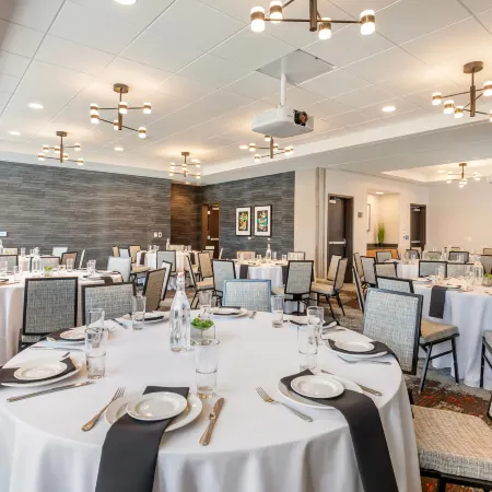 Cambria Hotel Denver Downtown RiNo Отели рядом с достопримечательностью «Денверский зоопарк»