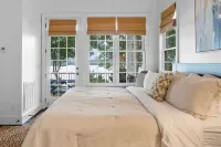 Lake Daze - Incredible 8 Bedroom Lake Gaston 5-star Boat included in rental - balcony