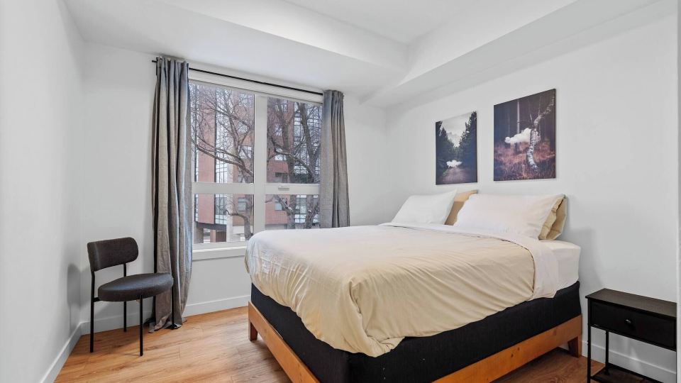 Luxurious Large 3 Bedroom Loft Saskatchewan Drive
