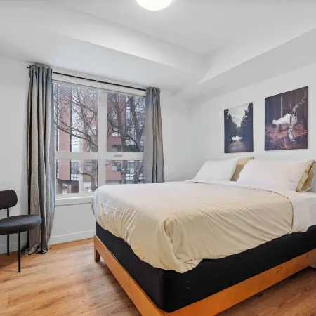 Luxurious Large 3 Bedroom Loft Saskatchewan Drive