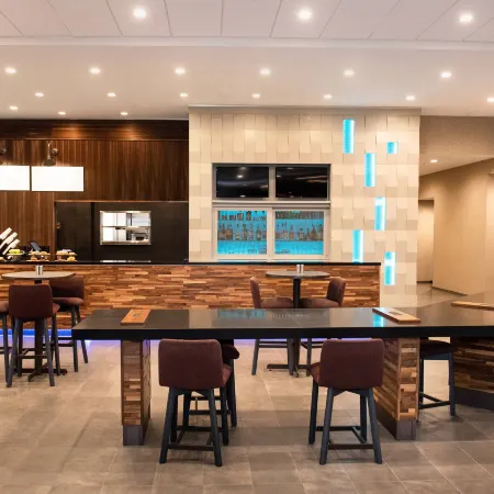 Courtyard Mesa at Wrigleyville West