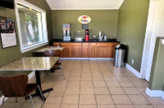 Super 8 by Wyndham Picayune