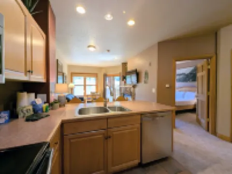 Panoramic Mountain Views and Cozy Comfort - Stunning Ski Retreat