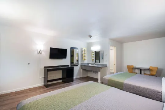 Motel 6 Burlington, WA