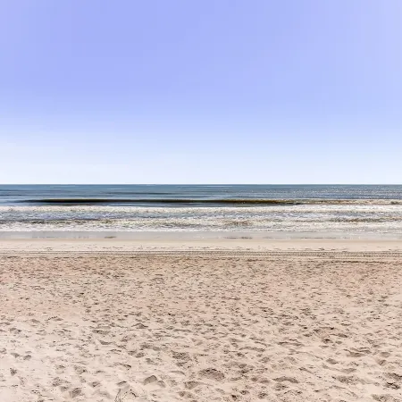 Lovely Oceanfront Townhome w/Free WiFi, Central AC, Shared Pool, Private W/D