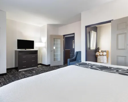 La Quinta Inn & Suites by Wyndham Paris Hotels in Paris