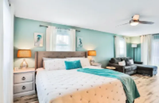 Sunny Upper Level 1 Block From 2 Beaches W/private Pool, High-speed Wi-fi