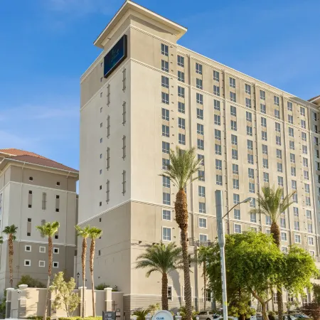 Club Wyndham Grand Desert Отели рядом с достопримечательностью «Колесо обозрения High Roller»