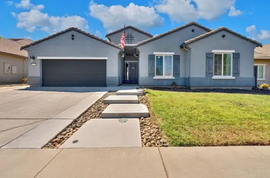 Family Pool Home – Saltwater Pool & Fire Pit – 2 King Suites – Sleeps 12