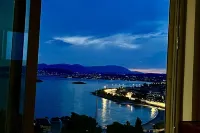 Luxurious 2-Bed Sea-Side Apartment in Saronida
