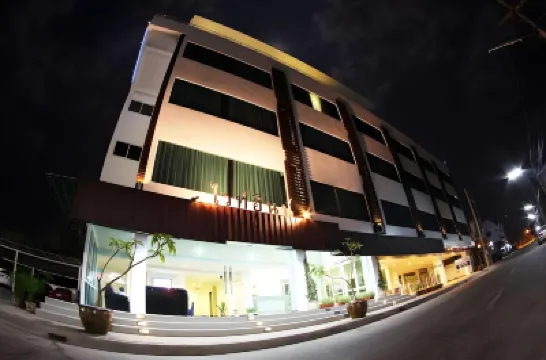 懷特廊開假日酒店 鄰近Wat Pho Chai Phra Aram Luang的酒店