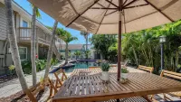 Siesta Key Escape / 2 Br + Den / Pool & Gulf Views