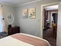Hillsdale Cottage: Just a Short Walk to Hillsdale College! Across from Handmade