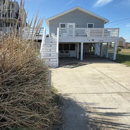 Cozy Beach House with Newly Renovated Kitchen-Just a 1 Minute Walk to the Beach