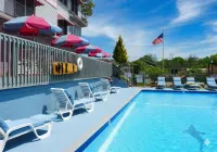 Couples Waterfront Condo Saugatuck Kayak-Beach-Hike-Kayak  Outdoor Heated Pool