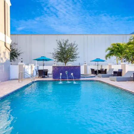 La Quinta Inn & Suites by Wyndham Tampa Central Отели рядом с достопримечательностью «Зоопарк Лоури»