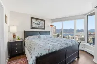 Luxury Downtown Ocean+Mountain views A/C Comfort Pool / hot tub/ sauna/ gym