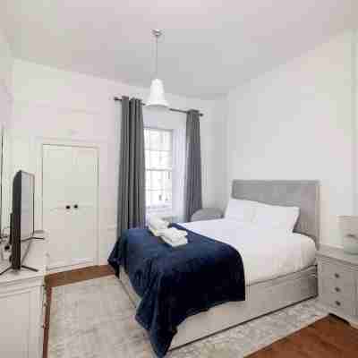 Stylish West End 1-Bed - Prime Location Rooms