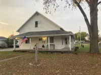 The White House…a lovely family friendly 4-bedroom house with WiFi in Kalkaska