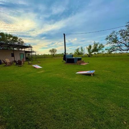 Peaceful Country Getaway with Hot Tub & Fire Pit Отели в г. Митчелл