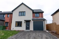 The Haven – Modern 4-Bed Home with Garden - Pensions